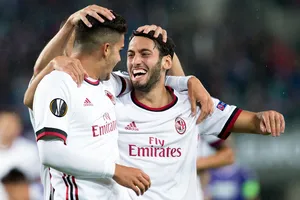 Andre Silva (trái) và Hakan Calhanoglu ăn mừng bàn thắng. Ảnh: Getty Images.