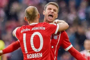Thomas Mueller và Arjen Robben ăn mừng bàn thắng. Ảnh: Getty Images.