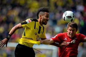 Aubameyang (trái) trong trận thắng Cplogne. Ảnh: Getty Images