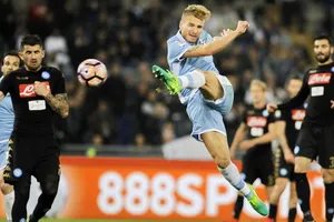 Ciro Immobile (Lazio) tung cú sút trước khung thành Napoli mùa trước. Ảnh: Getty Images.
