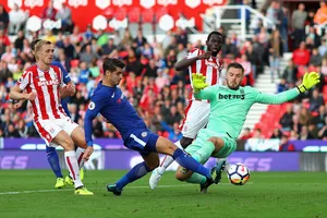 Alvaro Morata (giữa) vừa ghi hattrick cho Chelsea ở Premier League (thắng Stoke City 4-0). Ảnh: Getty Images.