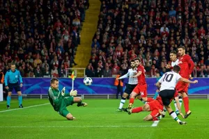 Philippe Coutinho (10, Liverpool) sút hạ thủ thành Rebrov từ 6 thước. Ảnh: Getty Images.
