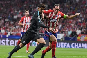 Alvaro Morata (trái, Chelsea) đi bóng qua Diego Godin (Atletico Madrid). Anh: Getty Images.