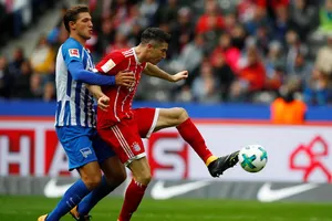 Tiền đạo Robert Lewandowski (phải, Bayern) ghi bàn thắng thứ 2 ngay sau giờ giải lao. Ảnh: Getty Images.