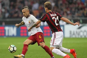 Radja Nainggolan (trái, Roma) đi bóng qua Lucas Biglia (Milan). Ảnh: Getty Images.
