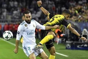 Hậu vệ Dani Carvajal (trái, Real Madrid) tranh bóng trong trận Champions League với Borussia Dortmund. Ảnh: AP.