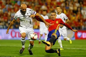 Rodrigo (phải, Tây Ban Nha) tung cú sút chéo góc, mở tỷ số trước Albania. Ảnh: Getty Images.