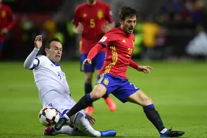 David Silva (phải, Tây Ban Nha) sẽ không đá với Israel vì án treo giò. Ảnh: Getty Images.