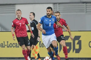 Antonio Candreva (giữa) ghi bàn thắng quyết định cho Italia. Ảnh: Getty Images.