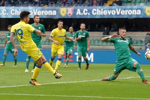 Sai lầm của Cristiano Biraghi (phải, Fiorentina) tạo điều kiện cho Lucas Castro (Chievo) ghi bàn. Ảnh: Getty Images.