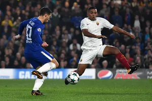 Eden Hazard (trái, Chelsea) tung cú sút góc hẹp, nhân đôi cách biệt. Ảnh: Getty Images.