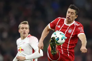 Robert Lewandowski (phải, Bayern Munich) ấn định tỷ số 2-0. Ảnh: Getty Images.