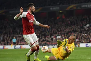 Milan Borjan (phải, Crvena Zvezda) cản phá pha đi bóng của Olivier Giroud (Arsenal). Ảnh: Getty Images.