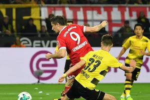 Quả đánh gót điệu nghhệ của tiền đạo Robert Lewandowski (Bayern Munich) vào lưới Dortmund. Ảnh Getty Images.