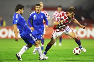 Nikica Jelavic (phải, Croatia) vượt qua Sokratis Papadopoulos (Hy Lạp). Ảnh: Getty Images.