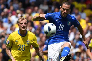 Trung vệ Leonardo Bonucci (phải, Italia) phá bóng trược tiền đạo John Guidetti (Thụy Điển). Ảnh: Getty Images.