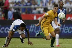 Tiền đạo Tomi Juric (phải, Australia) bỏ rơi hậu vệ Honduras dễ dàng nhưng lại sút chệch cột. Ảnh: AP.