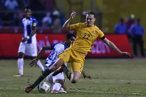 Jackson Irvine (phải, Australia) bị hậu vệ Jorge Claros (Honduras) phạm lỗi. Ảnh Getty Images.