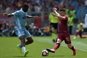 Tiền đạo Stephan El Shaarawy (phải, Roma) rê bóng trước Bastos Jacint (Lazio). Ảnh: Getty Images.