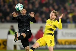 Andre Schuerrle (phải, Dortmund) cố gắng tâng bóng qua hậu vệ Stuttgart. Ảnh: Getty Images.