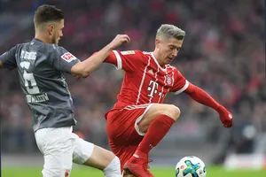  Robert Lewandowski đã ghi 2 bàn giúp Bayern Munich đè bẹp Augsburg 3-0. Ảnh: Getty Images.