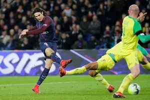 Edinson Cavani (trái, PSG) ghi bàn bằng cú sút trong khu cấm. Ảnh: Getty Images. 