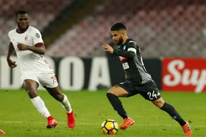Tiền đạo Lorenzo Insigne (phải, Napoli) đi bóng trước Franck Kessie (AC Milan). Ảnh: Getty Images.