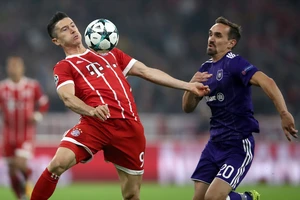 Robert Lewandowski (trái, bayern) kiểm soát bóng trước Sven Kums (Anderlecht). Ảnh: Getty Images.