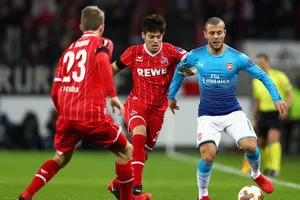 Jack Wilshere (phải, Arsenal) kiểm soát bóng trước Jorge Mere (Cologne). Ảnh: Getty Images. 