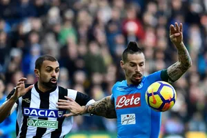 Tiền vệ Marek Hamsik (phải, Napoli) đi bóng qua Danilo Larangeira (Udinese). Ảnh: Getty Images.