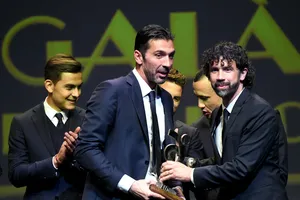 Chủ tịch AIC Damiano Tommasi trao giải cho thủ thành Gianluigi Buffon. Ảnh: Getty Images. 