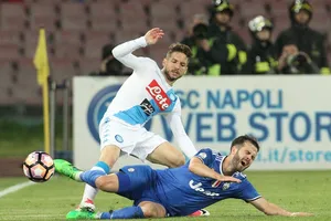 Tiền đạo Dries Mertens (trên, Napoli) phạm lỗi với Miralem Pjanic (Juventus). Ảnh: Getty Images.