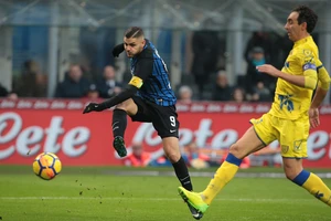 Mauro Icardi (trái, Inter) ghi bàn thắng thứ 16 mùa này. Ảnh: Getty Images.