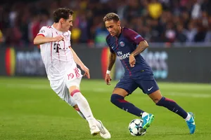 Neymar bẻ lưng Sebastian Ruby (Bayern Munich). Ảnh: Getty Images.