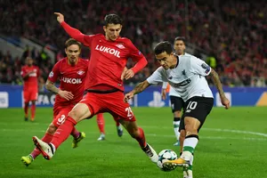 Philippe Coutinho (phải, Liverpool) dứt điểm trước khung thành Spartak Moscow. Ảnh: Getty Images. 