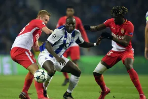 Tiền đạo Vincent Aboubakar (giữa, Porto) tung hoành giữa hàng phòng thủ Monaco. Ảnh: Getty Images. 