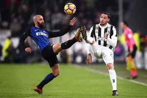 Borja Valero (trái, Inter) tranh bóng với Mattia De Sciglio (Juventus). Ảnh Getty Images.