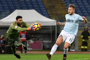 Thủ thành Salvatore Sirigu (trái, Torino) bắt bóng trước Ciro Immobile (Lazio). Ảnh: Getty Images.