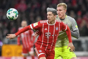 Tiền đạo Robert Lewandowski (trái, Bayern Munich) tranh bóng với hậu vệ Cologne. Ảnh: Getty Images.