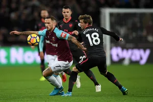 Marko Arnautovic (trái, West Ham) đi bóng quan Nacho Monreal (Arsenal). Ảnh: Getty Images.