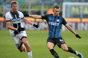 Ivan Perisic (phải, Inter) sút bóng trước Antonin Barak (Udinese). Ảnh: Getty Images. 