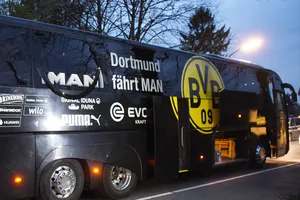 Chiếc xe bus của Dortmund sau vụ nổ. Ảnh Getty Images.