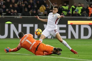 Stephan El Shaarawy xỉa bóng qua tay thủ thành Samir Handanovic. Ảnh: Getty Images.