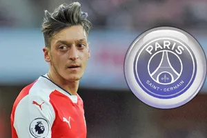 Mesut Oezil quyết định ở lại Arsenal đến năm 2021.