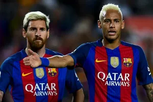 Messi và Neymar luôn đối mặt nhau trong những pha đá phạt. Ảnh: Getty Images.