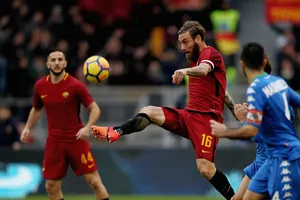 De Rossi (giữa, AS Roma) sẽ phục thù Shakhtar Donetsk.