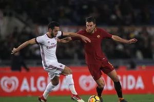 Hakan Calhanoglu (trái, AC Milan) tranh bóng với Kevin Strootman (AS Roma). Ảnh: Getty Images. 