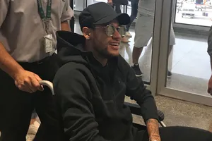 Neymar về đến Rio De Janeiro trên xe lăn.