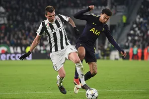 Mario Mandzukic (trái, Juventus) tranh bóng với Dele Alli (Tottenham). Ảnh: Getty Images.
