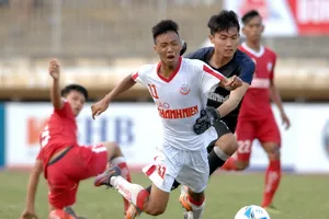 Thủ môn Duy Phúc (Đồng Nai) trong tình huống phạm lỗi với Hoàng Tú (HA.GL). Ảnh: NGUYỄN NHÂN